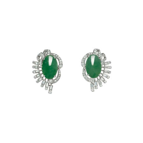 NO RESERVE - JADEITE BEAD NECKLACE; TOGETHER WITH A PAIR OF JADEITE AND DIAMOND EARRINGS - photo 2