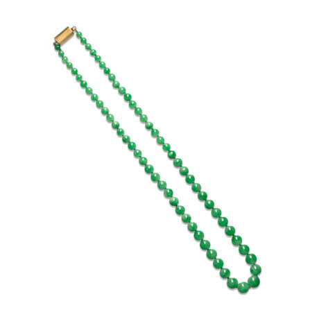 NO RESERVE - JADEITE BEAD NECKLACE; TOGETHER WITH A PAIR OF JADEITE AND DIAMOND EARRINGS - photo 4