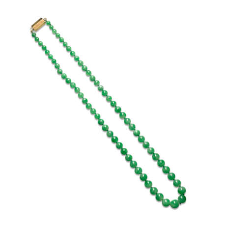 NO RESERVE - JADEITE BEAD NECKLACE; TOGETHER WITH A PAIR OF JADEITE AND DIAMOND EARRINGS - photo 5