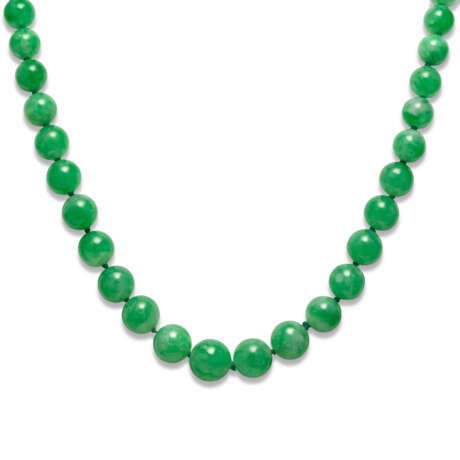 NO RESERVE - JADEITE BEAD NECKLACE; TOGETHER WITH A PAIR OF JADEITE AND DIAMOND EARRINGS - photo 7