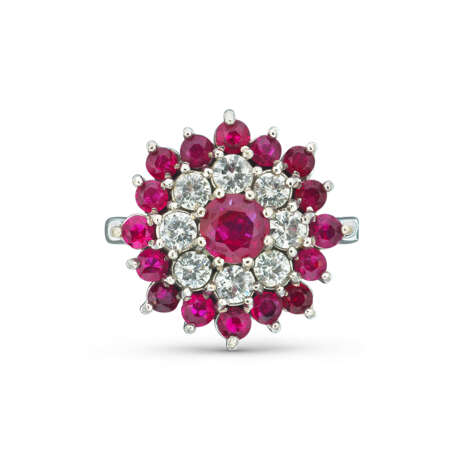 NO RESERVE - GRAFF RUBY AND DIAMOND EARRINGS; TOGEHTER WITH A RUBY AND DIAMOND RING - photo 4