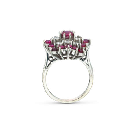 NO RESERVE - GRAFF RUBY AND DIAMOND EARRINGS; TOGEHTER WITH A RUBY AND DIAMOND RING - photo 5