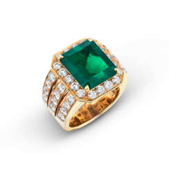 EMERALD AND DIAMOND RING