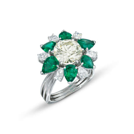 NO RESERVE - DIAMOND AND EMERALD RING - photo 1
