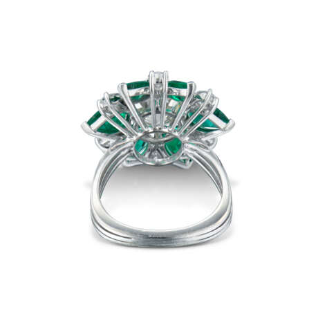 NO RESERVE - DIAMOND AND EMERALD RING - photo 2