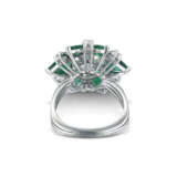 NO RESERVE - DIAMOND AND EMERALD RING - photo 2