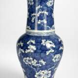 Yenyen-Vase aus Porzellan mit unterglasurblauem Dekor von 'Pflaumenblüten zwischen Eis' - фото 1