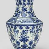 Unterglasurblaue hexagonale Vase mit Blütendekor - photo 1