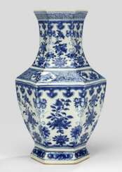 Unterglasurblaue hexagonale Vase mit Blütendekor