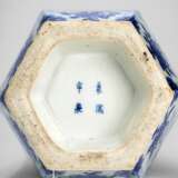 Unterglasurblaue hexagonale Vase mit Blütendekor - фото 2