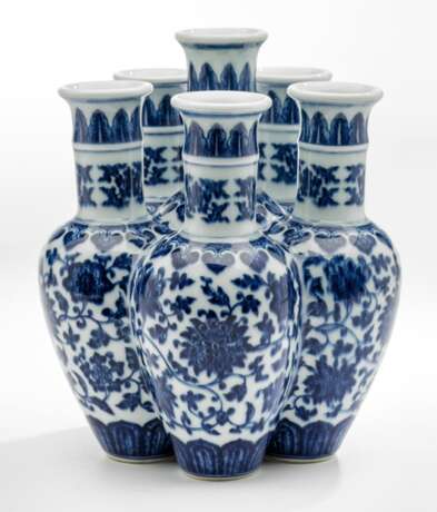 Seltene sechshalsige Vase mit unterglasurblauem Dekor, 'Liukongping' - photo 1