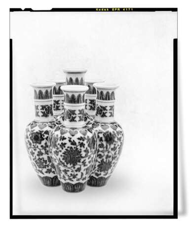 Seltene sechshalsige Vase mit unterglasurblauem Dekor, 'Liukongping' - Foto 2