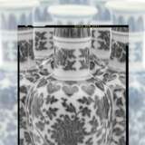 Seltene sechshalsige Vase mit unterglasurblauem Dekor, 'Liukongping' - фото 3