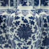 Seltene sechshalsige Vase mit unterglasurblauem Dekor, 'Liukongping' - Foto 4