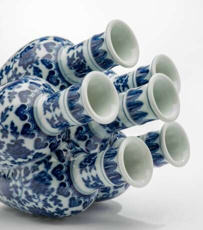 Seltene sechshalsige Vase mit unterglasurblauem Dekor, 'Liukongping' - фото 5