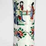 'Wucai'-Stangenvase aus Porzellan mit Gelehrten und Damen in Gartenlandschaft - Foto 1