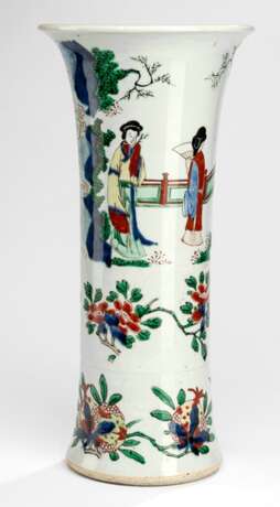 'Wucai'-Stangenvase aus Porzellan mit Gelehrten und Damen in Gartenlandschaft - Foto 1