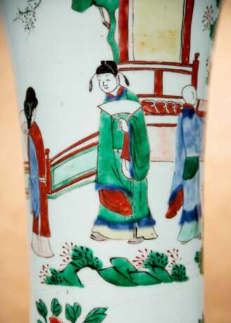 'Wucai'-Stangenvase aus Porzellan mit Gelehrten und Damen in Gartenlandschaft - Foto 2