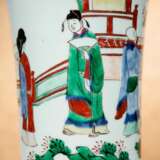'Wucai'-Stangenvase aus Porzellan mit Gelehrten und Damen in Gartenlandschaft - Foto 2