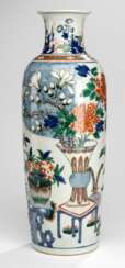 Rouleauvase aus Porzellan mit Wucai-Dekor von Blüten und Antiquitäten