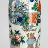 Rouleauvase aus Porzellan mit Wucai-Dekor von Blüten und Antiquitäten - Foto 1
