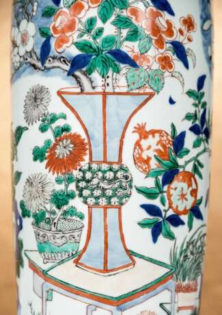 Rouleauvase aus Porzellan mit Wucai-Dekor von Blüten und Antiquitäten - photo 2