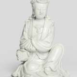 Dehua-Figur des Guanyin sitzend mit einem Lotos dargestellt - photo 1