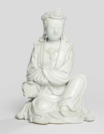 Dehua-Figur des Guanyin sitzend mit einem Lotos dargestellt - Foto 1