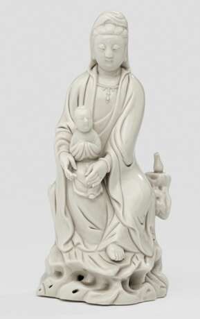 Dehua-Figur des Guanyin mit einem Knaben auf einem Felsen sitzend - Foto 1