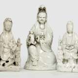 Drei Dehua-Figuren des Guanyin mit Knaben bzw. Adoranten - фото 1