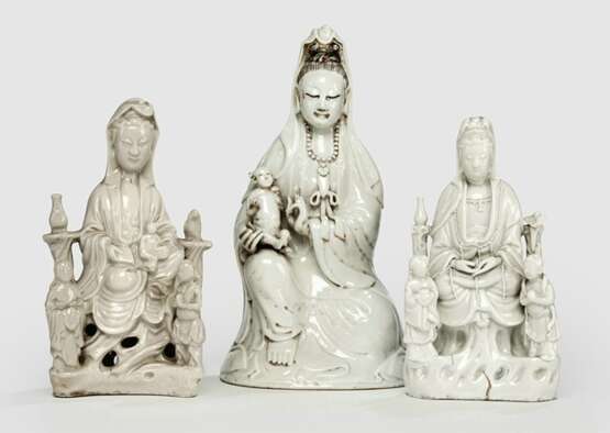 Drei Dehua-Figuren des Guanyin mit Knaben bzw. Adoranten - Foto 1