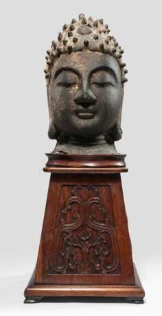 Feiner Kopf des Buddha aus Gusseisen auf einem Hartholzstand - фото 1