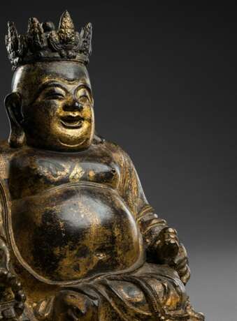 Lackvergoldete Bronze des Budai mit Krone - photo 2