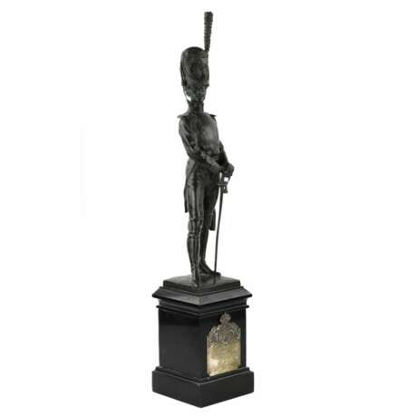 Figure en bronze d`un officier. Alfred Olson. Stone bordeaux At the turn of 19th -20th century - Foto 1
