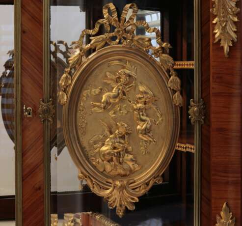 Grande commode de style Louis XVI. Fin du 19&egrave;me si&egrave;cle. Bronze marble wood At the turn of 19th -20th century - photo 3