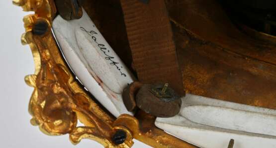 Mantel clock Allegories of Painting of gilded bronze 1920 Hand Painted Neorococo At the turn of 19th -20th century - photo 5