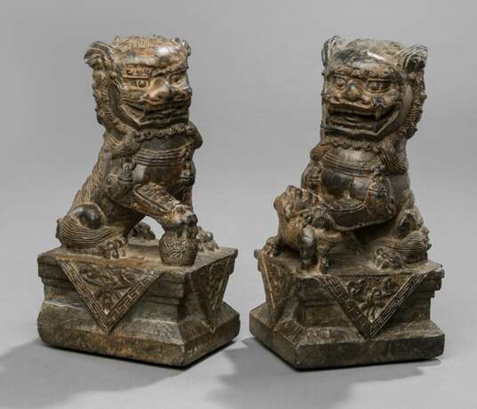 Paar buddhistische Löwen aus schwarzbraunem Stein - Foto 1