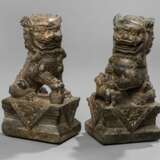 Paar buddhistische Löwen aus schwarzbraunem Stein - фото 1