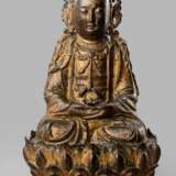Vergoldete Bronze des Guanyin auf einem Lotos - фото 1