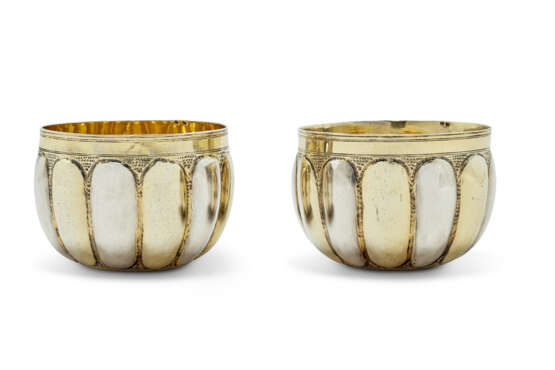 DEUX GOBELETS EMBOÎTABLES ALLEMANDS EN ARGENT ET VERMEIL - Foto 2