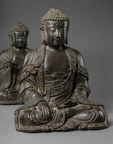 Zwei Bronzen: Buddha Shakyamuni und BHAISAJYAGURU im Meditationssitz mit Lotosdekor - photo 2