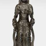 Bronze des vierarmigen Avalokitesvara mit Attributen und dunkler Patina - photo 1