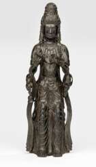 Bronze des vierarmigen Avalokitesvara mit Attributen und dunkler Patina