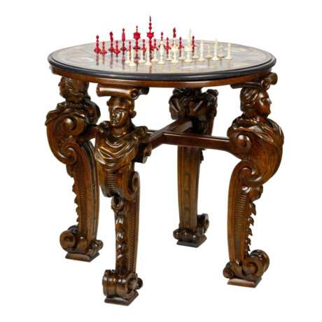 Une impressionnante table dechecs avec de precieuses mosa&iuml;ques romaines sur des pieds sculptes. Bois naturel Eclecticism 19th century - photo 4