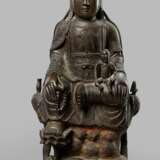 Bronze des Guanyin auf einem hohen Felsen mit einem Knaben sitzend - Foto 1