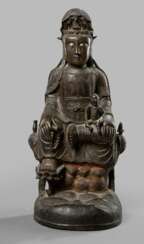 Bronze des Guanyin auf einem hohen Felsen mit einem Knaben sitzend