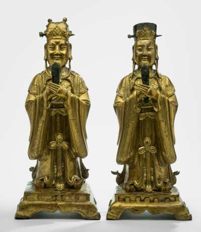 Shuiguan und Diguan aus feuervergoldeter Bronze stehend dargestellt - фото 1
