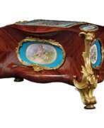 Catalogue des produits. Bo&icirc;te de table pour bijoux. S&egrave;vres 1830. 