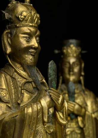 Shuiguan und Diguan aus feuervergoldeter Bronze stehend dargestellt - фото 3