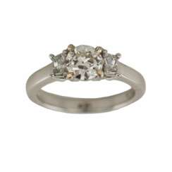 750 gold ring in Art Deco style with three diamonds. 